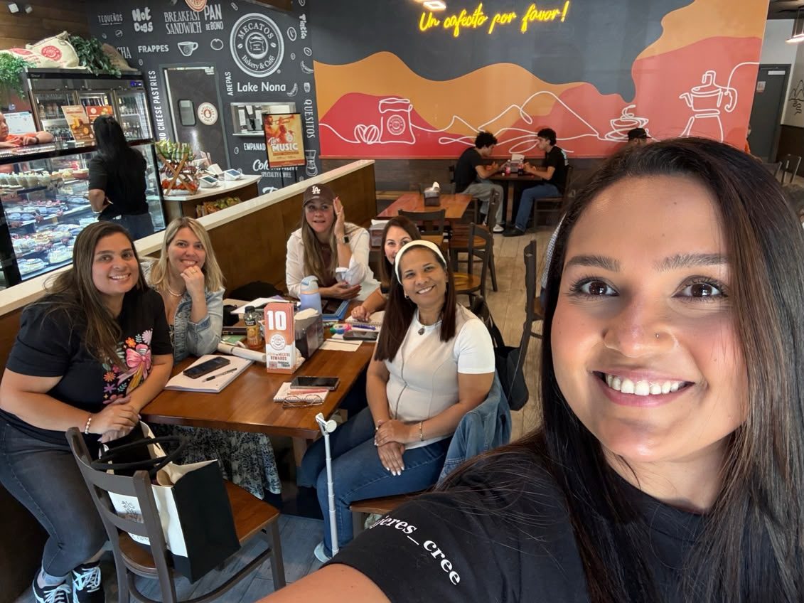 Jhoveliz Rodríguez en un encuentro con empresarias