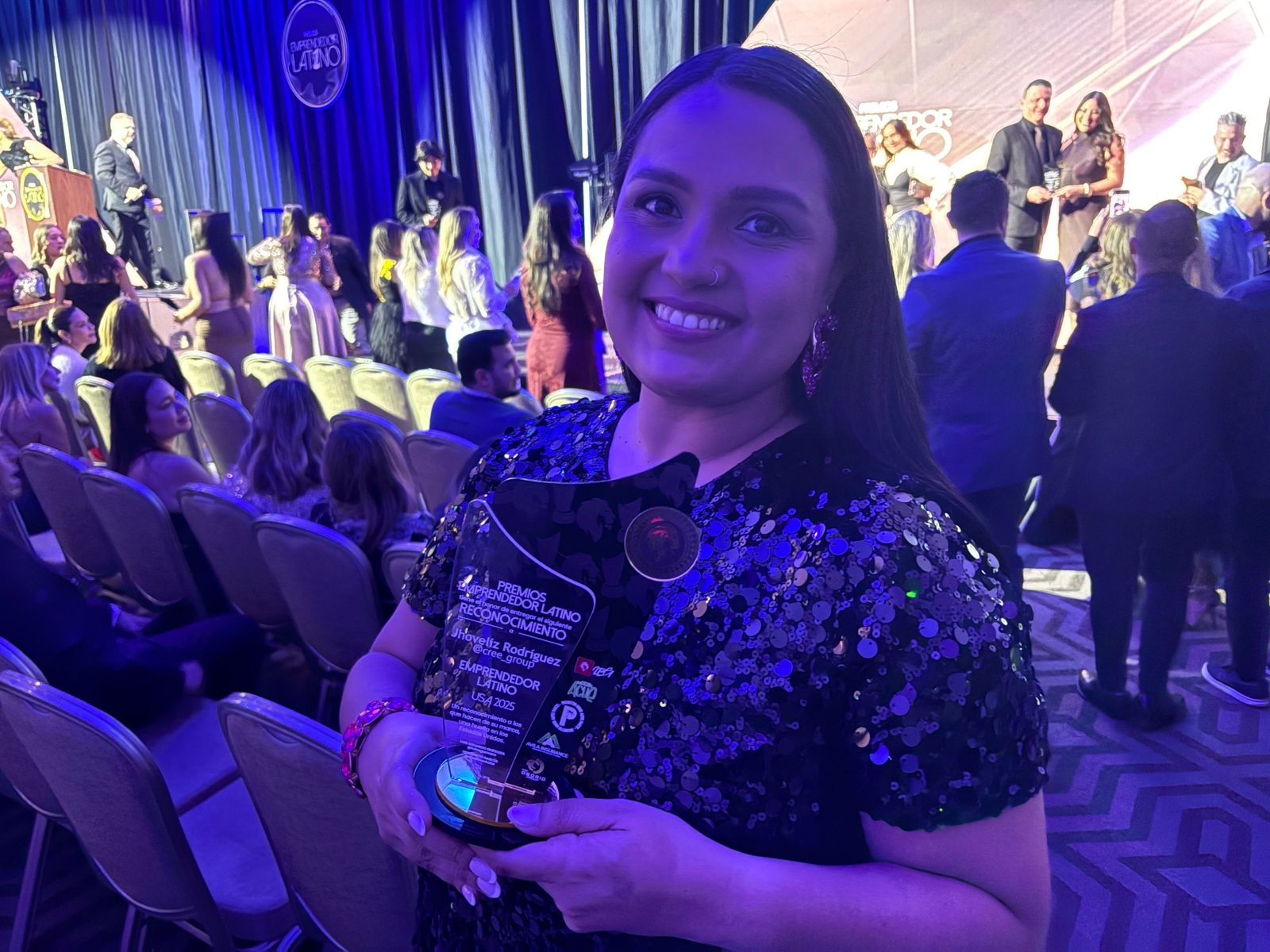 Jhoveliz Rodríguez con el Premio Emprendedor Latino del Año 2025
